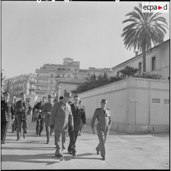 Le ministre de la Défense nationale, Jacques Chaban-Delmas, arrive à l’hôpital Maillot d’Alger.