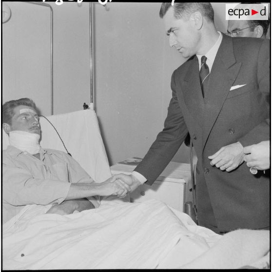 Le ministre de la Défense nationale, Jacques Chaban-Delmas, visite les blessés de l’hôpital Maillot d’Alger.