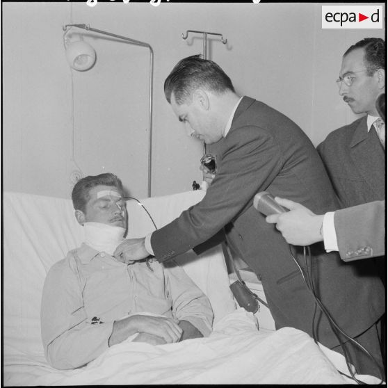 Le ministre de la Défense nationale, Jacques Chaban-Delmas, visite les blessés de l’hôpital Maillot d’Alger.