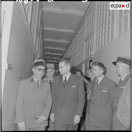 Le ministre de la Défense nationale, Jacques Chaban-Delmas, visite l’hôpital Maillot d’Alger.