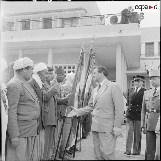 Max Lejeune, ministre du Sahara, rencontre les autorités locales et les anciens combattants de Colomb Béchar.