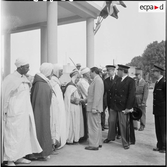 Max Lejeune, ministre du Sahara, s'entretient avec les ancienx combattants de Colomb Béchar.
