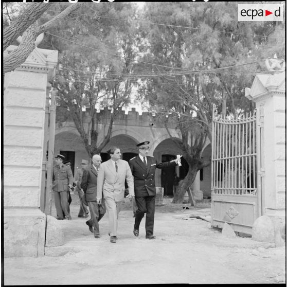 Max Lejeune, ministre du Sahara, visite les nouveaux locaux de la préfecture de la Saoura à Colomb Béchar.
