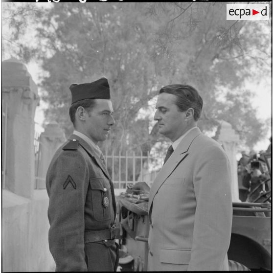 Max Lejeune, ministre du Sahara, s'entretient avec un soldat de la classe 56 I/A à Colomb Béchar.