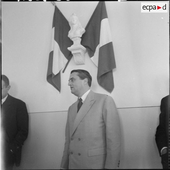 Max Lejeune, ministre du Sahara, annonce le départ du général Quesnard, qui sera remplacé par le général De Crèvecoeur.