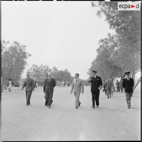Max Lejeune, ministre du Sahara, dans les rues de Colomb-Béchar, accompagné du nouveau préfet monsieur Lecornu et des généraux Quesnard et De Crèvecoeur.