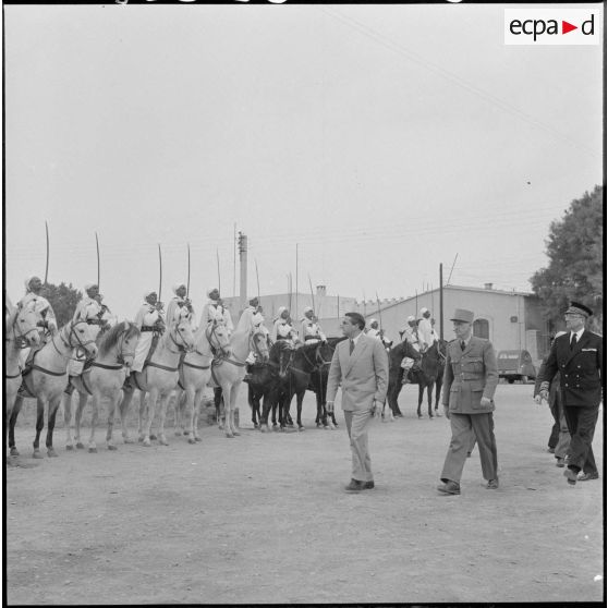 Max Lejeune, ministre du Sahara , passe en revue les détachements de l'armée et de la milice, à son arrivée à Colomb Béchar.