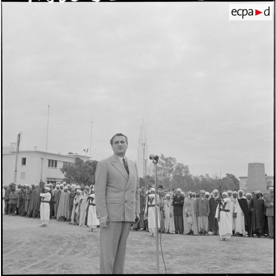 Max Lejeune, ministre du Sahara, prononce le discours d'installation du nouveau préfet de la Saoura, monsieur Lecornu.