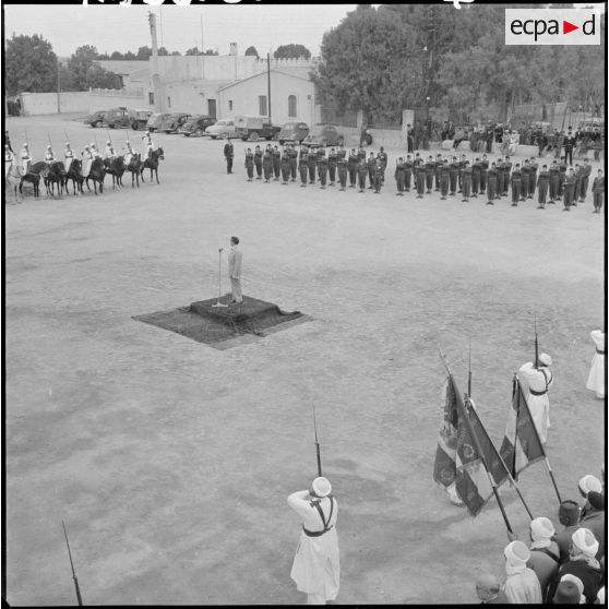 Max Lejeune, ministre du Sahara, prononce le discours d'installation du nouveau préfet de la Saoura, monsieur Lecornu.