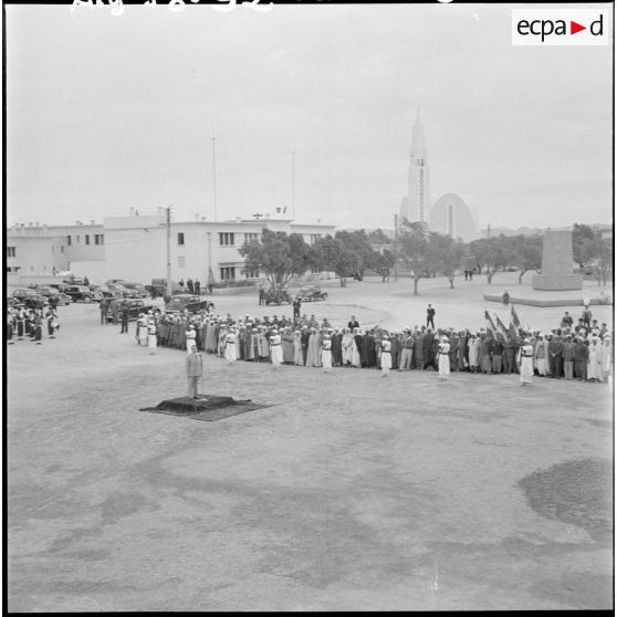 Max Lejeune, ministre du Sahara, prononce le discours d'installation du nouveau préfet de la Saoura, monsieur Lecornu.