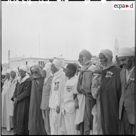 Les anciens combattants écoutent le discours de Max Lejeune, ministre du Sahara, à l'occasion de l'installation du nouveau préfet de la Saoura, monsieur Lecornu.