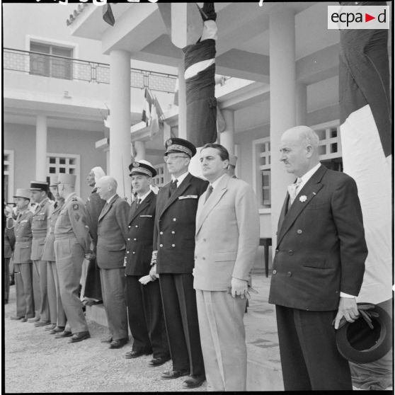 Max Lejeune, ministre du Sahara, avec à ses côtés, monsieur Lecornu, nouveau préfet de la Saoura et monsieur Rabiller, maire de Colomb Béchar.