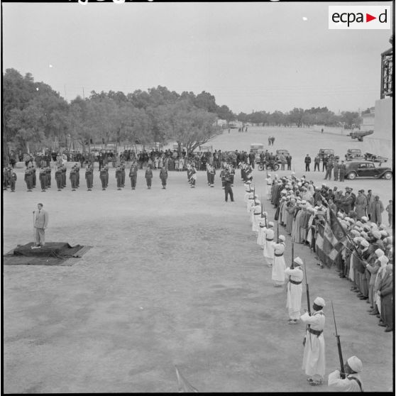 Max Lejeune, ministre du Sahara, fait un discours devant les anciens combattants à Colomb-Béchar.