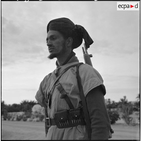Portrait d'un homme de la tirbu  Reguibat armée.