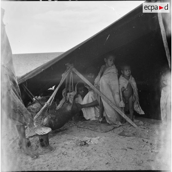 Famille Reguibat sous une tente.