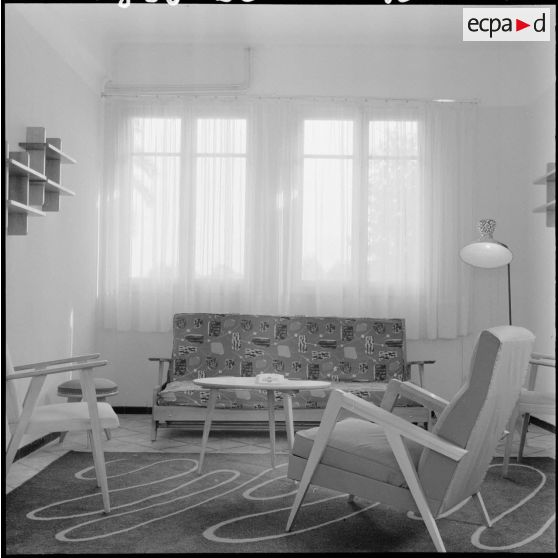 Intérieur d'un bâtiment de l’école militaire annexe des transmissions d'Afrique du nord à Beni-Messous.