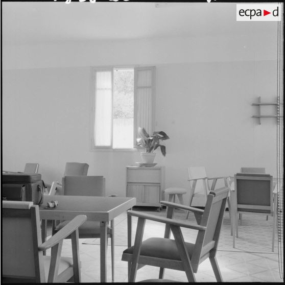 Intérieur d'un bâtiment de l’école militaire annexe des transmissions d'Afrique du nord à Beni-Messous.