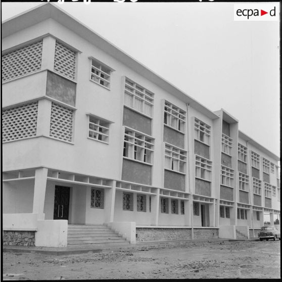 Un bâtiment de l’école militaire annexe des transmissions d'Afrique du nord à Beni-Messous.