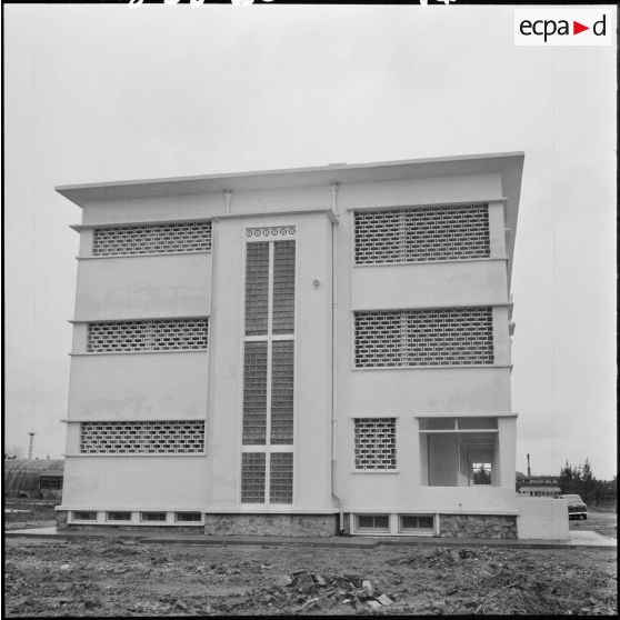 Un bâtiment de l’école militaire annexe des transmissions d'Afrique du nord à Beni-Messous.
