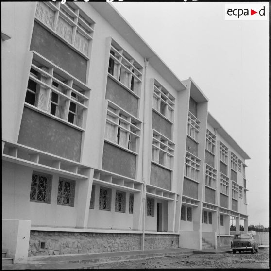 Un bâtiment de l’école militaire annexe des transmissions d'Afrique du nord à Beni-Messous.