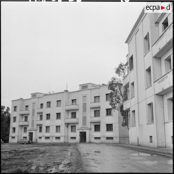 Un bâtiment de l’école militaire annexe des transmissions d'Afrique du nord à Beni-Messous.
