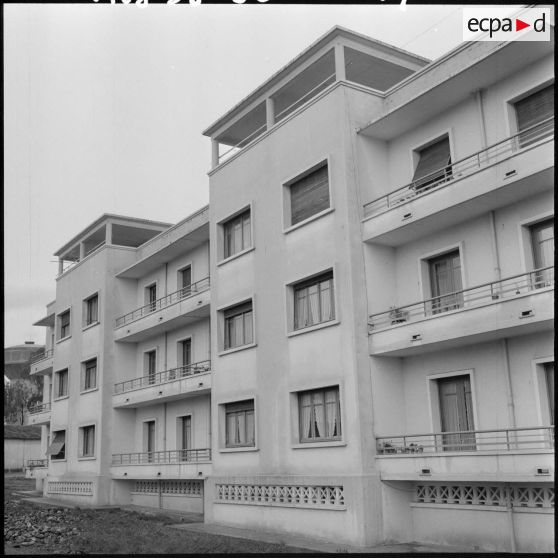 Un bâtiment de l’école militaire annexe des transmissions d'Afrique du nord à Beni-Messous.