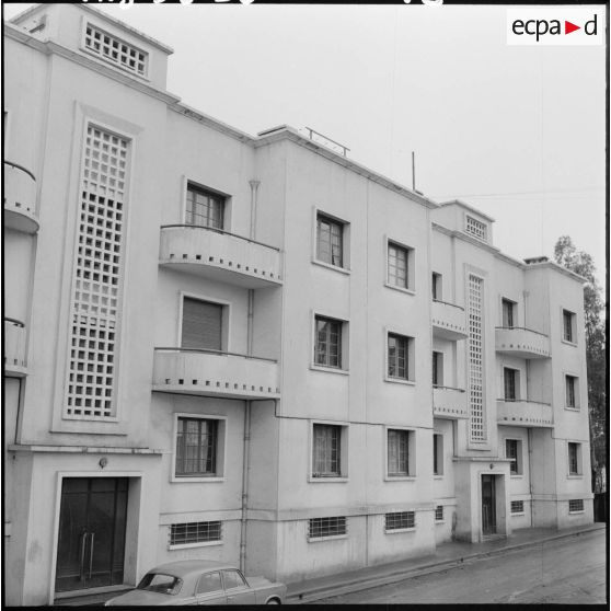 Un bâtiment de l’école militaire annexe des transmissions d'Afrique du nord à Beni-Messous.