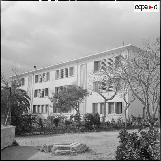 Bâtiment de l’école militaire annexe des transmissions d'Afrique du nord à Beni-Messous.