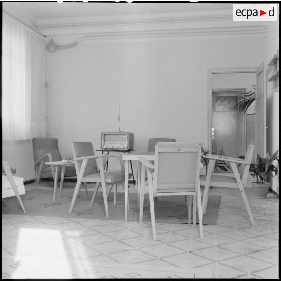 Intérieur d'un bâtiment de l’école militaire annexe des transmissions d'Afrique du nord à Beni-Messous.