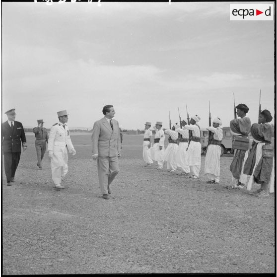 Le ministre Max Lejeune passe les troupes en revue.