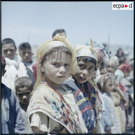 Plan rapproché d'enfants berbères de la région de Melouza portant des costumes traditionnels.