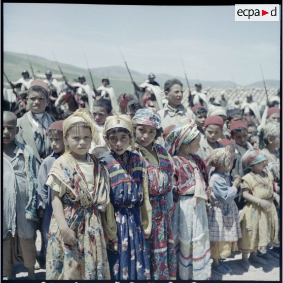 Plan rapproché d'enfants berbères de la région de Melouza portant des costumes traditionnels.