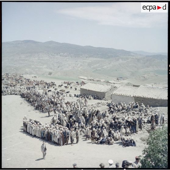 Grand rassemblement de la population aux Ouled Taïer devant la place d'un douar.