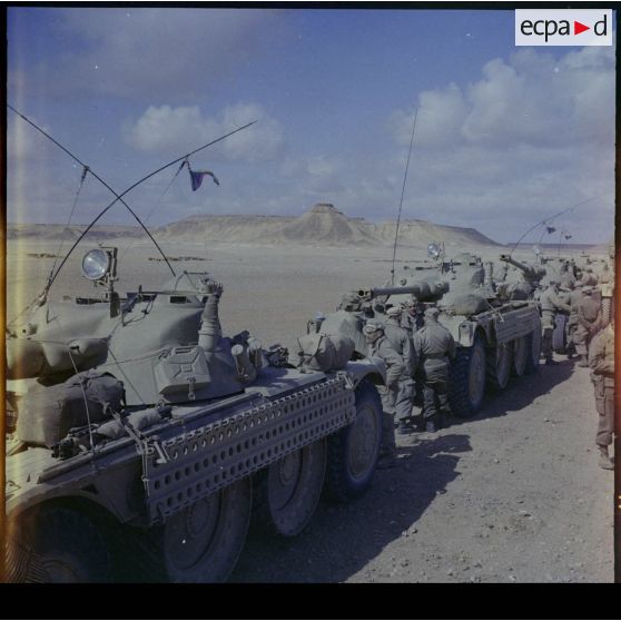 Halte des EBR (engins blindés de reconnaissance) dans le désert saharien.