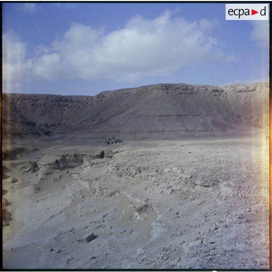 Passage d'EBR (engins blindés de reconnaissance) dans le massif du Tassili.