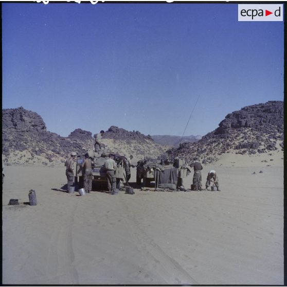 Halte des EBR (engins blindés de reconnaissance) dans le désert saharien.
