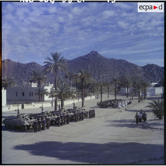 Revue des troupes du 1er REC (1er régiment étranger de cavalerie).