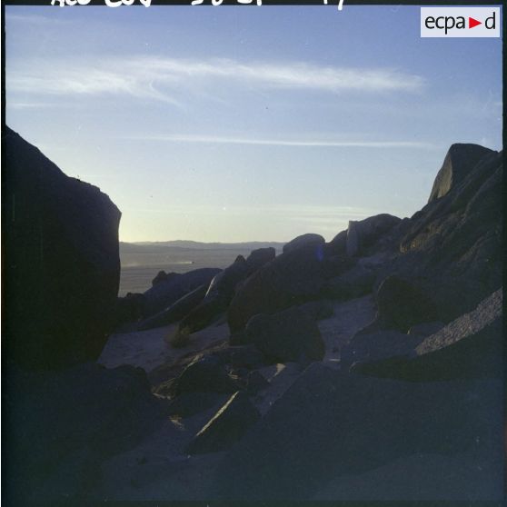 Passage d'EBR (engins blindés de reconnaissance) dans le massif du Tassili.