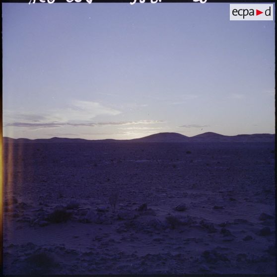 Coucher de soleil dans le désert.