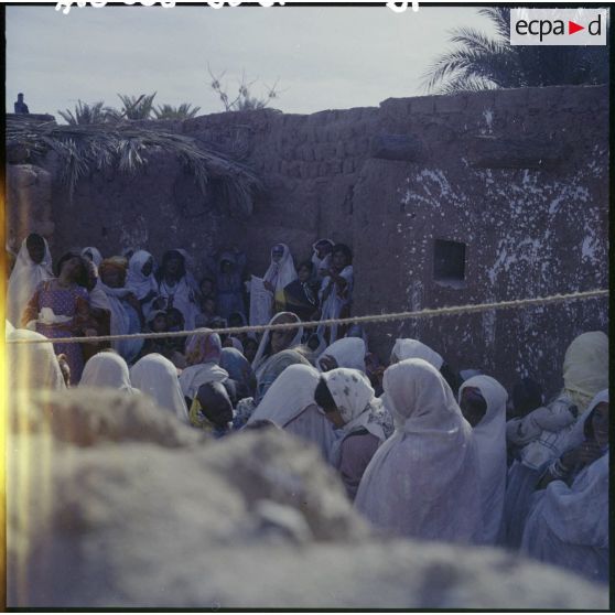 Un groupe de femmes dans un village.