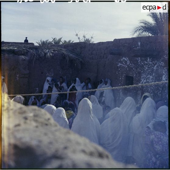 Un groupe de femmes dans un village.