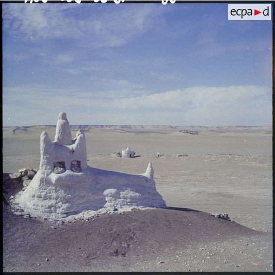 Petite construction en pierre dans le désert.