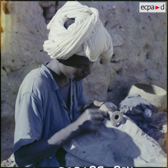 Un potier au travail.