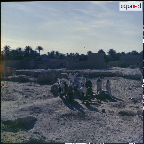 Un groupe d'hommes dans un village.