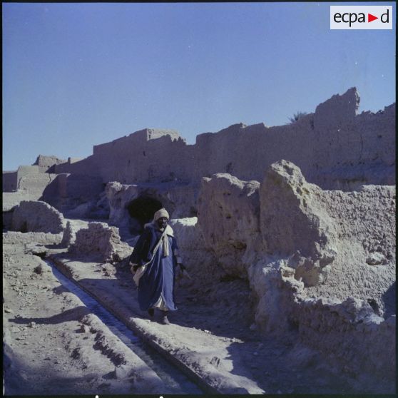 Un homme dans un village le long d'un canal.