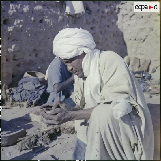 Un potier au travail.