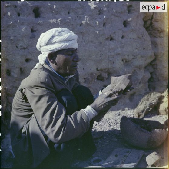 Un potier au travail.