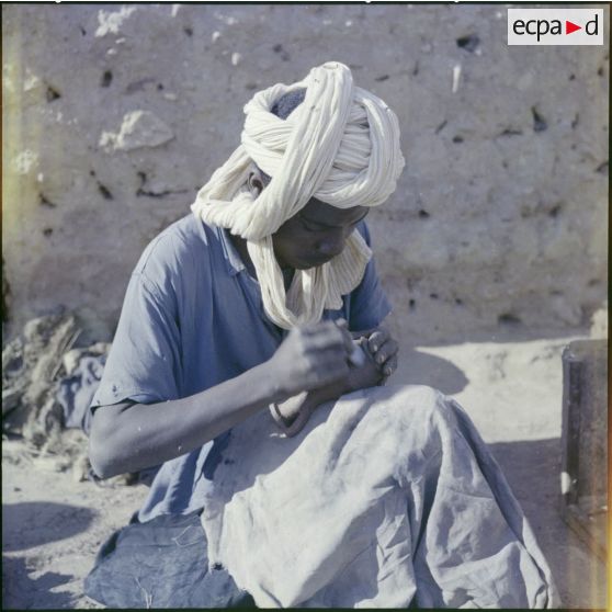 Un potier au travail.