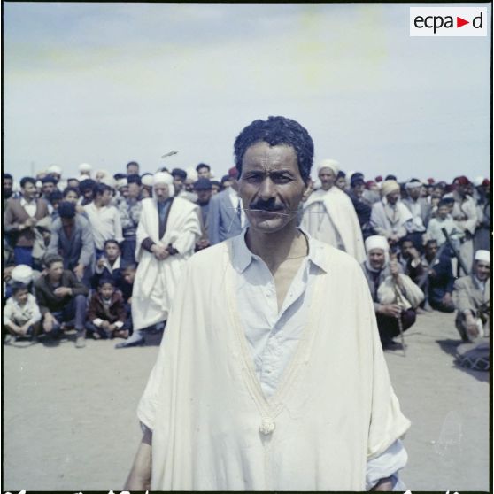 Portrait d'un homme de la confrérie des Amarias, aux joues transpercées de tiges métalliques.