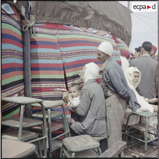 Des hommes attendent devant une tente lors de la fête de l'Aïd El-Seghir à Maison Carrée.